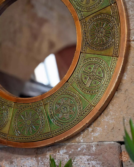 Aghrew Mirror