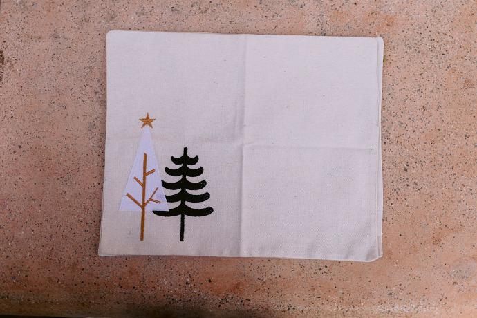 Tree collection embroidery placemat Per Each