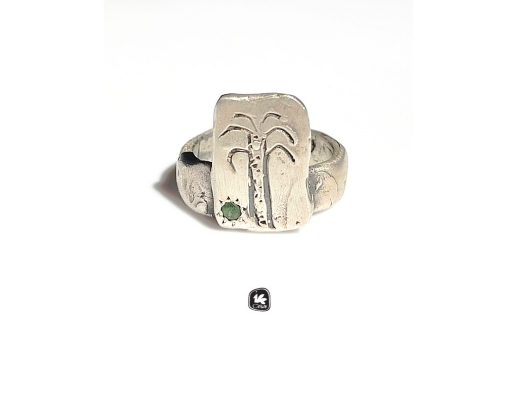 R8 Le Palmier With Emerald Stone