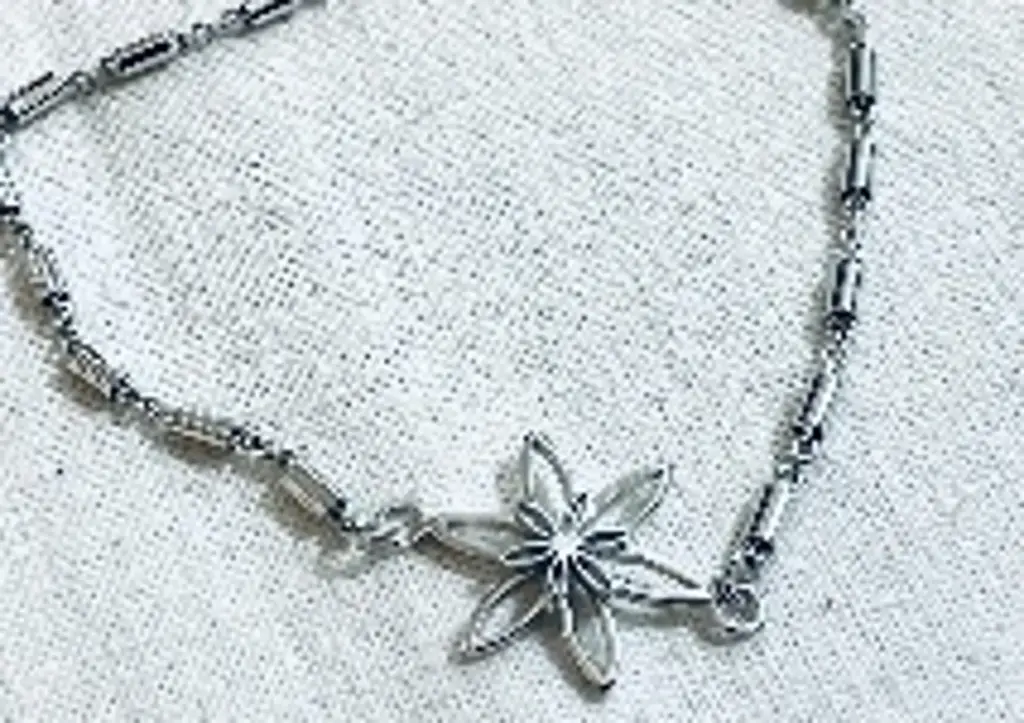 the empty seed flower  centre piece platinum and gold