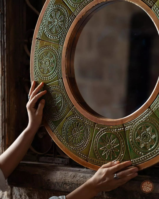 Aghrew Mirror