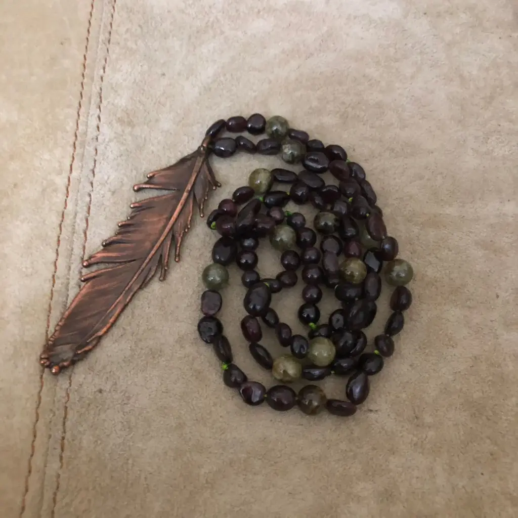 (GYN049) pigeon feather & garnet necklace