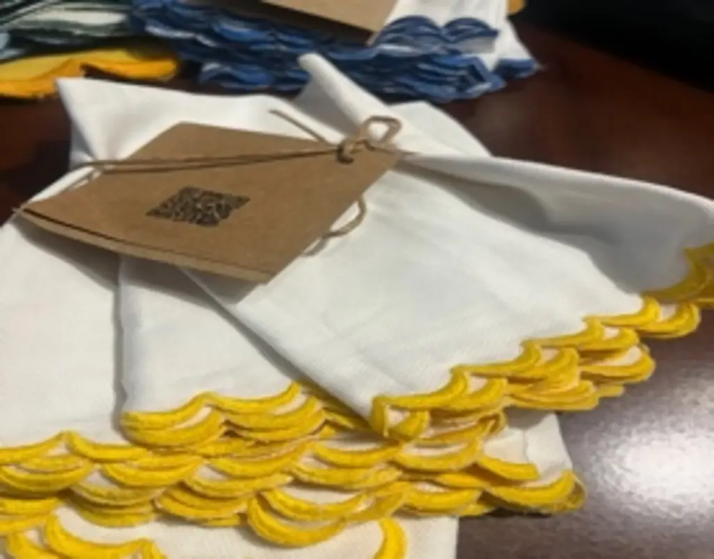 Napkins scalloped yellow  set of 6  