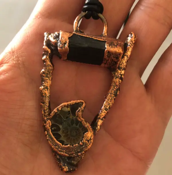 (GYN054) black Tourmaline & ammonite