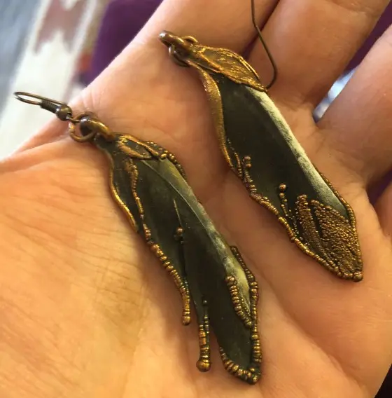 (GYE010) black & white parrot feather earrings (big)