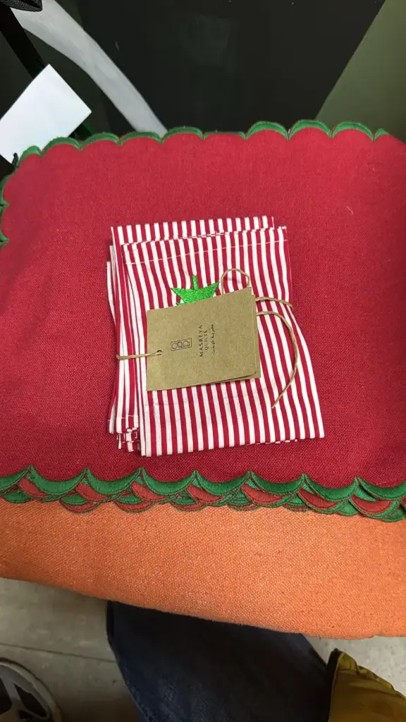 Bundle red/green scalloped set of 8( mix) with napkins cotton striped (Placemats+Napkins)