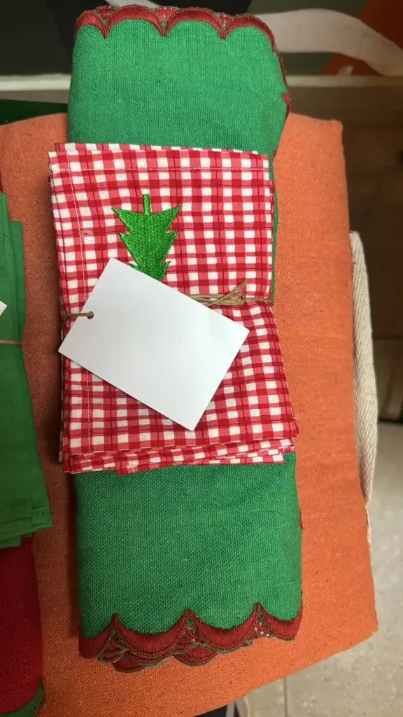Scalloped Green with set of 6 cotton checkplaid napkins (Placemats+Napkins)