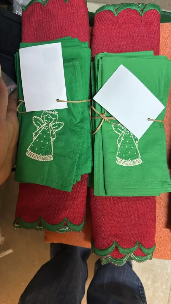 scalloped red with napkins cotton set of 8 angels  (Placemats+Napkins)