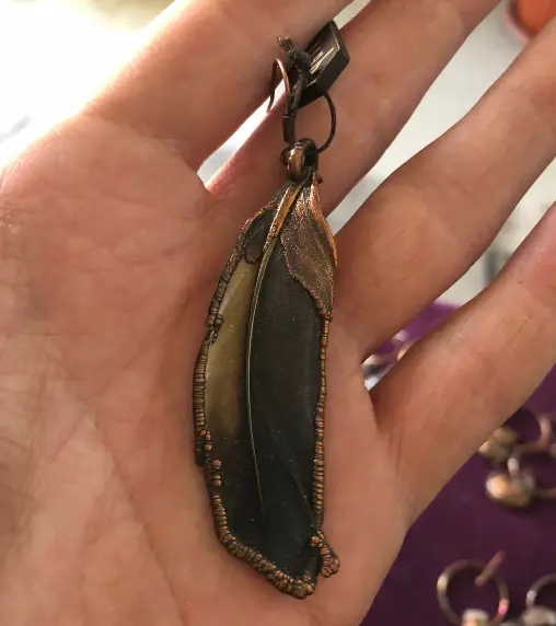 (GYE013) black & white parrot feather single earrings