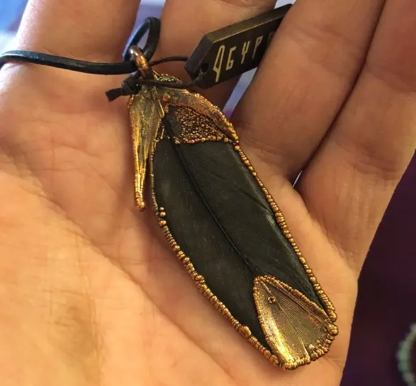 (GYN072) black parrot feather Necklace 