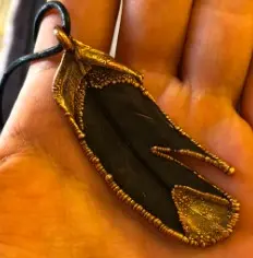 (GYN072) black parrot feather Necklace 