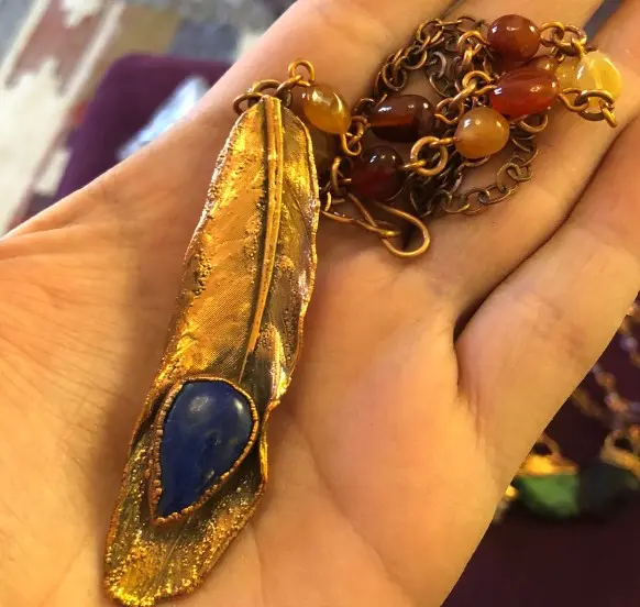 (GYN085) lapis lazuli on pigeon feather & carnelian chain necklace