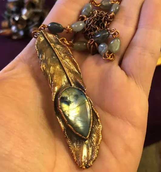 (GYN086) labradorite on pigeon feather chain necklace
