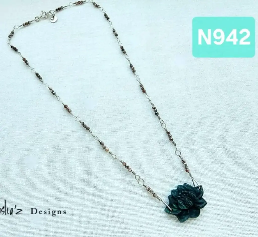 (N942) Green Jade Lotus Shape Hand carved stone with Rhodochrosite necklace