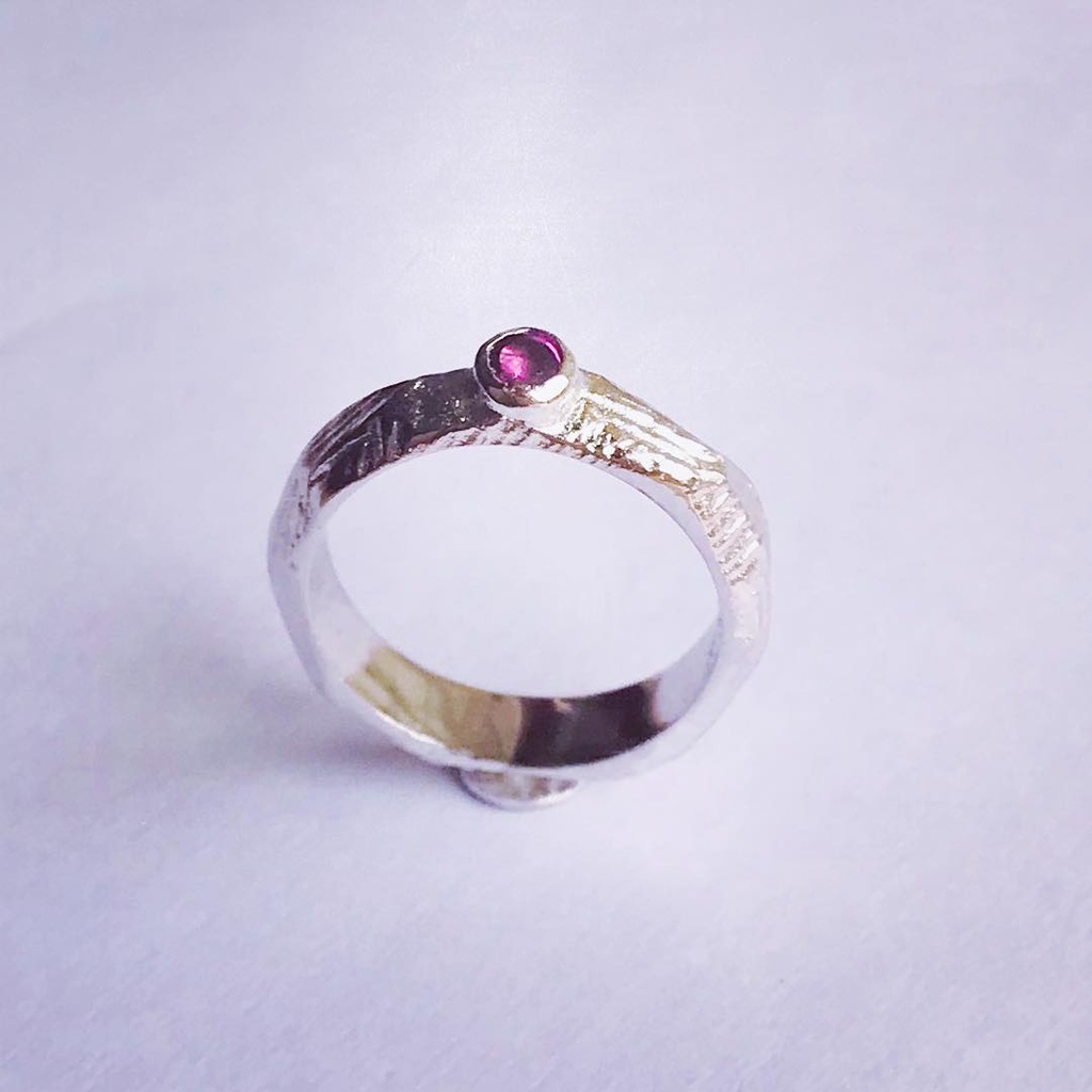 Silver Platinum Plated Textured Band Ring with Garnet Small Stone