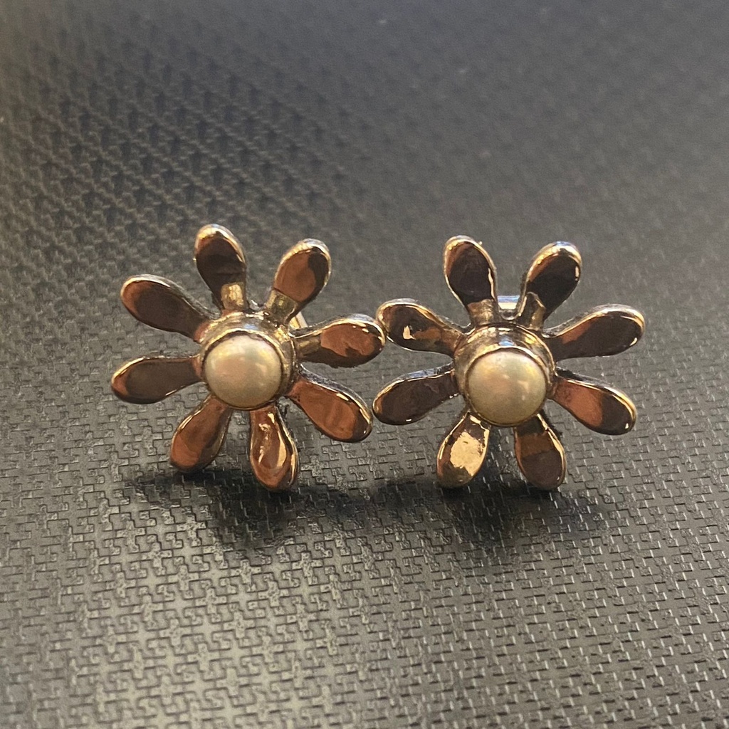 La Fleur Collection - Sunflower with white pearl, Platinum plated