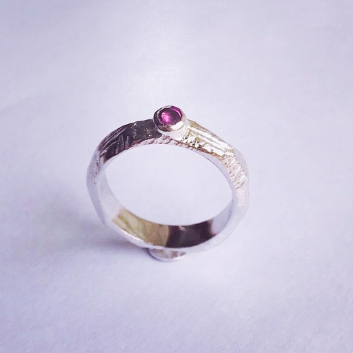[SZA01022] Silver Platinum Plated Textured Band Ring with Garnet Small Stone