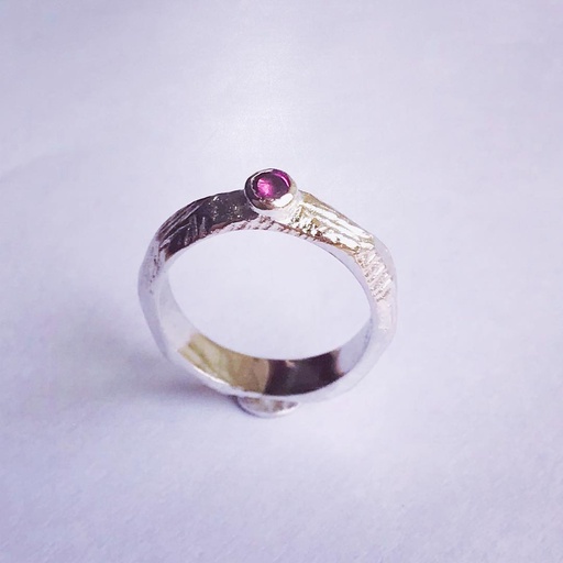 [SZR231] Silver Platinum Plated Textured Band Ring with Garnet Small Stone