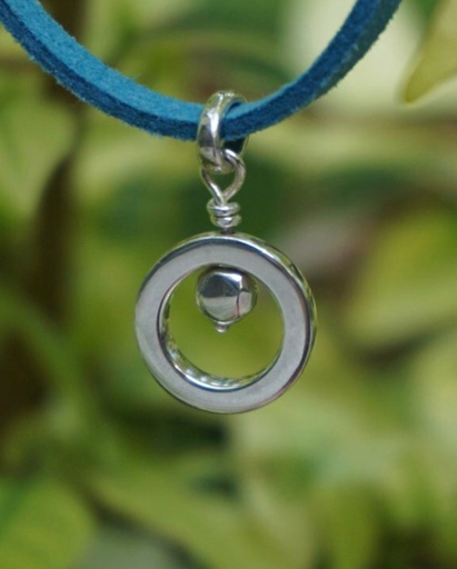 [JJE01039] Framed Hammered Bead Pendant