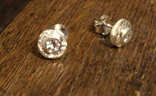 [JJE01094] Iceberg Crystal studs