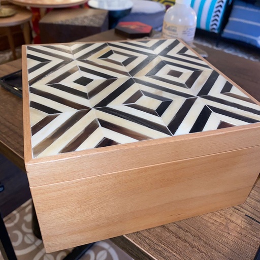 [ELN03019] Camel Bone Tea Box (Diamonds)