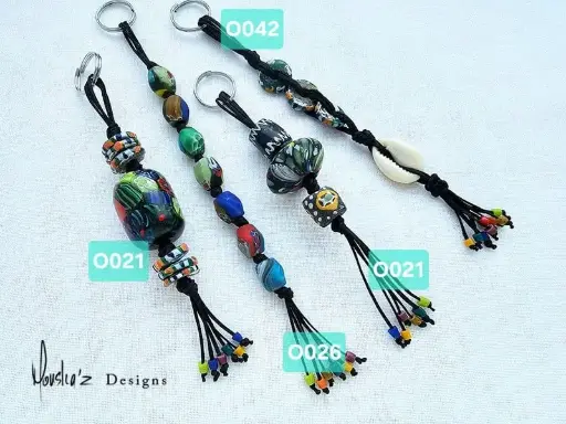 [MDE01565] (O042) African Beads & Cowrie shell key chain. ( Material: Handmade Glass. handle with care)
